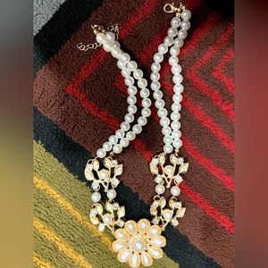 Pearl beaded flower decor necklace